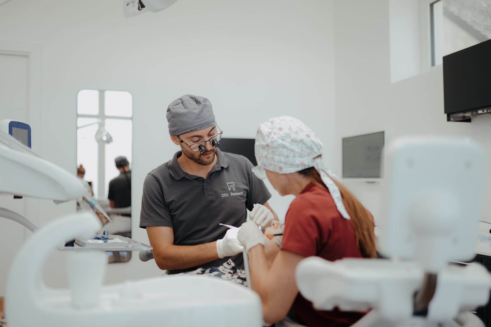 DDr. Reinisch und Assistentin bei der Behandlung in der Ordination