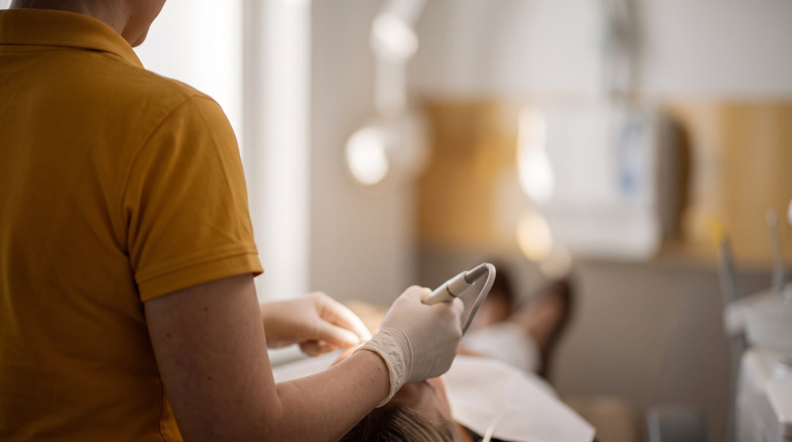 Zahnärztliche Behandlung am Behandlungsstuhl bei dentalReinisch